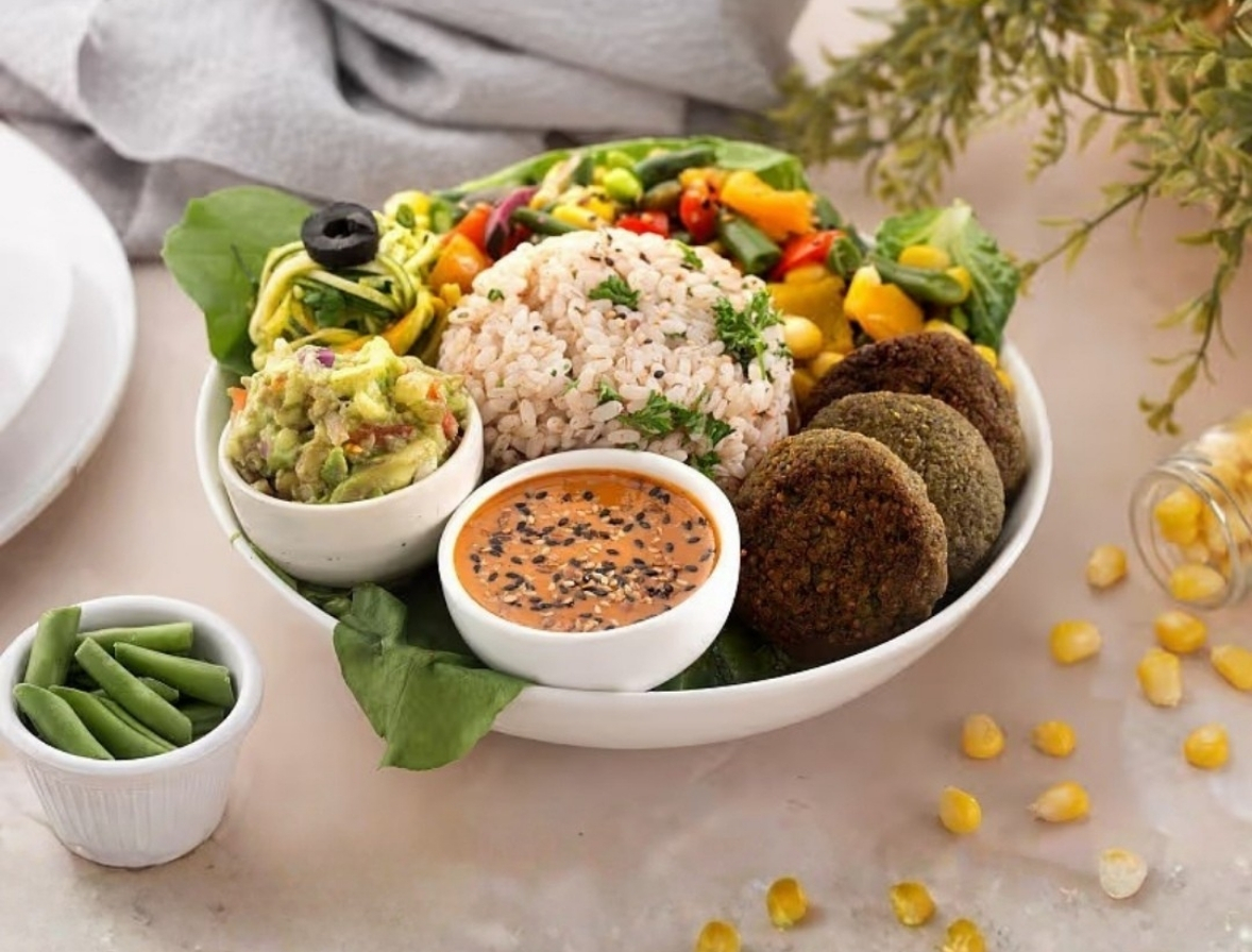 The La Celebrita Bowl - Quinoa Falafel